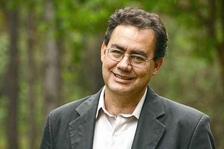 Em 2009, o autor chegou a ser desafiado para um duelo pelo escritor Paulo Coelho para comprovar os números das vendas de seus livros.  