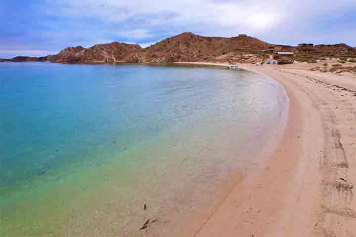 Ao longo da Idade Média, o arquipélago assumiu papel relevante no contexto político e religioso do chamado Chifre da África. Foi um dos primeiros locais da região a adotar o islamismo, com registros em escrita da época que comprovam essa presença precoce. No século 16, foi incorporado ao Império Otomano e depois caiu sob influência egípcia. Já no final do século 19, foi ocupado pela Itália durante o período colonial. 
