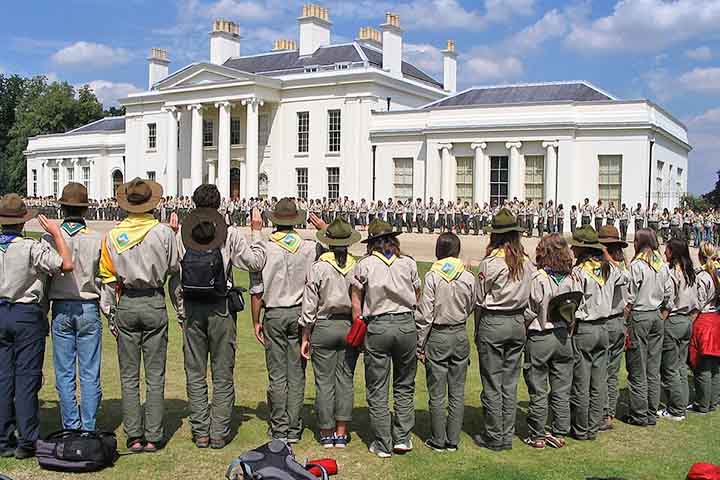 Escoteiros em meio a uma promessa - Escotismo, Movimento Escoteiro - Dia Mundial do Escoteiro (23 de abril) - Benjism89/Wikimédia Commons