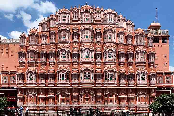 A arquitetura de Jaipur faz da cidade um “museu a céu aberto”. O Hawa Mahal (Palácio dos Ventos) é um dos principais marcos nesse aspecto. O prédio destaca-se por sua fachada ornamentada com pequenas janelas. 

