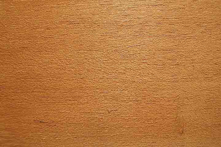 Espécies como a teca, amplamente utilizada em áreas externas e na construção naval, possuem alta concentração de substâncias oleosas que funcionam como proteção natural contra umidade e pragas, mas que, por outro lado, dificultam a penetração de vernizes tradicionais.
