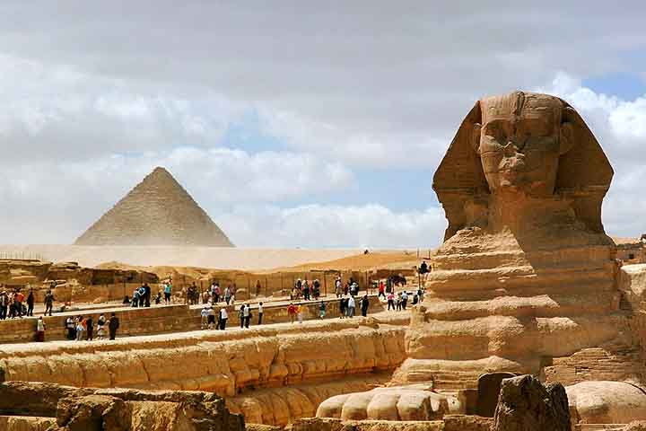 A Esfinge de Gizé é um dos monumentos mais icônicos do Egito Antigo, despertando fascínio há séculos por sua imponência e mistério. Esculpida em pedra calcária, combina corpo de leão e rosto humano, simbolizando força e sabedoria em uma única figura monumental. Localizada próxima às pirâmides de Quéops, Quéfren e Miquerinos, tornou-se parte inseparável do complexo funerário da região. Sua grandiosidade, com 73 metros de comprimento e 20 metros de altura, impressiona qualquer visitante que se apr -  (crédito:  Mstyslav Chernov/Wikimédia Commons)