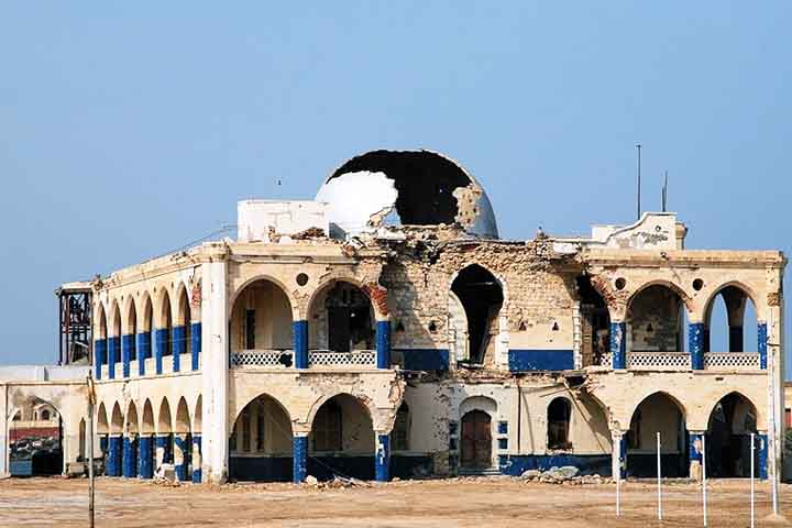 O governo eritreus implementou esforços graduais para restaurar edifícios icônicos, como o Palácio Imperial, na tentativa de preservar a identidade visual única do porto milenar.  Ainda hoje, vestígios do período da Guerra de Independência são visíveis em edifícios marcados pela guerra, o que confere à cidade um caráter ao mesmo tempo resiliente e melancólico.