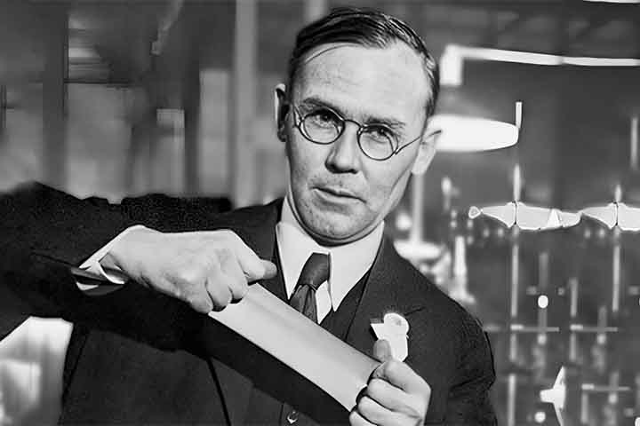 O nylon é um dos polímeros sintéticos mais revolucionários do século 20, criado para substituir fibras naturais em diversos setores. Sua descoberta marcou uma virada na indústria têxtil, oferecendo resistência, elasticidade e versatilidade em larga escala. Desde roupas até componentes industriais, o nylon se tornou símbolo de inovação e praticidade. A fibra conquistou espaço por unir leveza e durabilidade, características raras em materiais tradicionais, e sua produção em massa democratizou o ac -  (crédito:  Domínio Público/Wikimédia Commons)