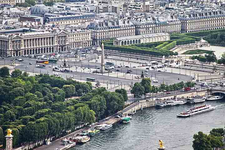A Praça da Concórdia, em Paris, é um dos espaços públicos mais emblemáticos da cidade e carrega séculos de história. Localizada entre os Jardins das Tulherias e a Avenida Champs-Élysées, tornou-se palco de eventos marcantes da França. Originalmente chamada de Praça Luís 15, foi renomeada após a Revolução Francesa para simbolizar a paz e a reconciliação. O obelisco egípcio de Luxor, instalado no século 19, é hoje seu elemento mais reconhecível. A praça testemunhou execuções históricas, incluindo  -  (crédito: Cristian Bortes/Wikimédia Commons)