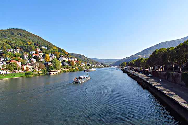 O Reno é um dos rios mais emblemáticos da Europa, atravessando seis países e servindo como eixo histórico, cultural e econômico do continente. Com 1.233 quilômetros de extensão, nasce nos Alpes Suíços e deságua no Mar do Norte, sendo vital para transporte, comércio e turismo. Desde o Império Romano, o Reno foi usado como fronteira natural e rota comercial, moldando a história europeia. Ao longo de sua jornada, conecta cidades como Basileia, Estrasburgo, Colônia e Roterdã, que se tornaram centros -  (crédito:  Imagem de Katarzyna por Pixabay)