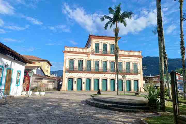 Localizada no litoral norte de São Paulo, Ubatuba é um verdadeiro paraíso ecológico que abriga mais de cem praias distribuídas em cerca de 80 quilômetros de costa, isso com aproximadamente 93 mil habitantes.