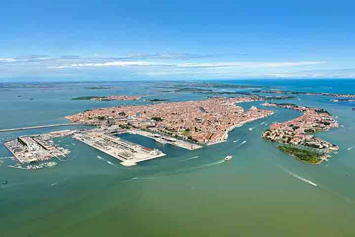 Veneza é uma cidade única no mundo, construída sobre mais de cem pequenas ilhas ligadas por pontes que se tornaram símbolos de sua identidade. Cada ponte guarda segredos de épocas distintas, desde o esplendor medieval até o refinamento renascentista. O fascínio está em como se tornaram parte inseparável da paisagem urbana, moldando o cotidiano dos habitantes e o imaginário dos viajantes. Ao conhecer suas histórias, descobre-se muito mais do que arquitetura: revela-se o espírito resiliente de uma -  (crédito:  kallerna/Wikimédia Commons)