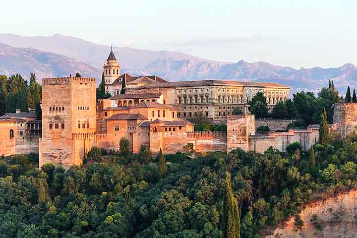 A Andaluzia - região autônoma no sul da Espanha -   é marcada pela herança do Al-Andalus, período de domínio muçulmano que deixou monumentos como a Alhambra e a Mesquita-Catedral de Córdoba. Ao mesmo tempo, é terra de tradições como o flamenco e festas populares que atraem visitantes de todo o mundo. A diversidade geográfica impressiona: praias ensolaradas na Costa del Sol convivem com montanhas nevadas da Sierra Nevada.  -  (crédito: Jebulon/Wikimédia Commons)