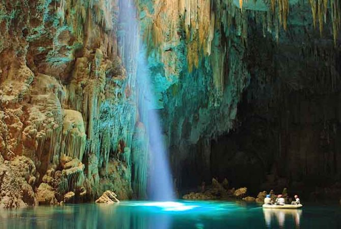 Bonito (MS) se destaca no ecoturismo com rios cristalinos, cavernas e cachoeiras