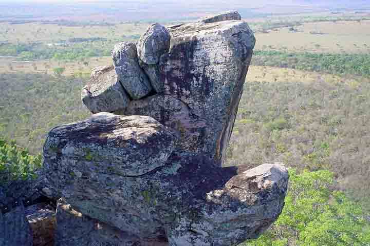 Na Gruta do Barro Branco, os visitantes encontram gravuras rupestres em paredões rochosos e formações curiosas como a chamada “Mão de Deus”. 
