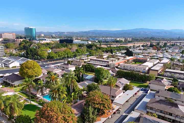 Santa Ana está situada no coração do condado de Orange, no sul da Califórnia. Com clima mediterrâneo e proximidade de Los Angeles, a cidade combina urbanização intensa com acesso a praias e centros culturais, tornando-se um polo vibrante da região.