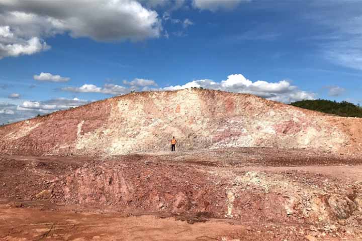 A colisão ocorreu em um dos momentos mais críticos da história geológica, marcado pela maior extinção em massa já registrada. A formação do domo está diretamente associada ao impacto de um asteroide que, segundo estimativas científicas, possuía entre cerca de 1,7 e até 3 quilômetros de diâmetro e atingiu a Terra a velocidades extremamente altas. Na época, a região onde hoje se encontra o centro-oeste brasileiro era coberta por um mar raso, o que fez com que o impacto ocorresse em ambiente marinh