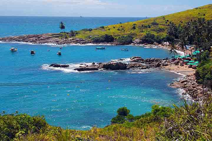 Uma das hipóteses mais difundidas indica que Pinzón teria desembarcado na região do atual município de Cabo de Santo Agostinho, no litoral pernambucano. A cidade, inclusive, sustenta simbolicamente essa interpretação histórica e considera o dia 26 de janeiro de 1500 como a verdadeira data do “descobrimento” do Brasil, promovendo eventos que reforçam essa memória local. Segundo relatos atribuídos à expedição espanhola, Pinzón teria identificado o promontório conhecido como Cabo de Santo Agostinho