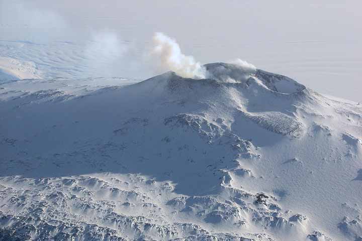 O Monte Erebus, por sinal, é o vulcão ativo mais austral do planeta, situado na Ilha de Ross. Ao manter um lago de lava permanente, um fenômeno raro e fascinante em atividade constante, influencia diretamente a formação e a dinâmica da duna. 