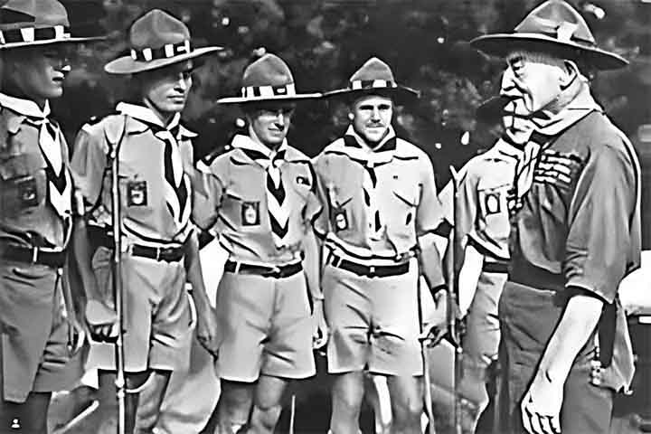 Baden-Powell estruturou o movimento com base em princípios como a formação do caráter, o espírito de serviço, a autonomia e o respeito coletivo e à natureza. Esses valores estão expressos na chamada Lei e Promessa Escoteira, que orientam a conduta dos participantes e reforçam compromissos pessoais, sociais e espirituais. O método escoteiro combina aprendizado prático, atividades ao ar livre e convivência em pequenos grupos, incentivando o protagonismo juvenil e o desenvolvimento de habilidades e