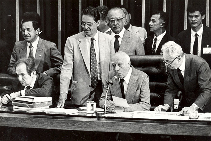 Nos anos 1970, Fernando Henrique ingressou no MDB, partido que fazia oposição consentida à ditadura, e iniciou sua trajetória institucional. Foi eleito suplente de senador por São Paulo em 1978, assumindo o posto no Congresso Nacional em 1983 após o titular da cadeira, Franco Montoro, ser eleito governador do estado. 
