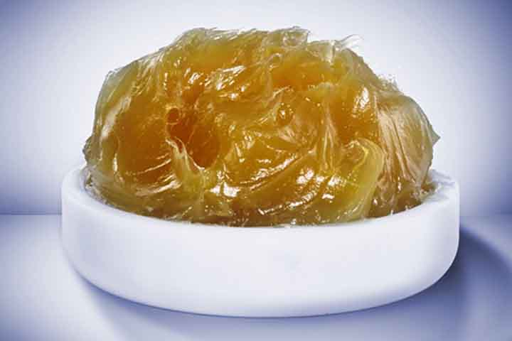 Do ponto de vista técnico, a graxa é composta basicamente por três elementos: um óleo base (mineral ou sintético), um agente espessante, frequentemente sabões metálicos de lítio, cálcio ou alumínio, e aditivos químicos que melhoram seu desempenho ao conferir propriedades antioxidantes, anticorrosivas e de resistência a altas temperaturas, características fundamentais para garantir a durabilidade dos equipamentos em que o produto é aplicado.
