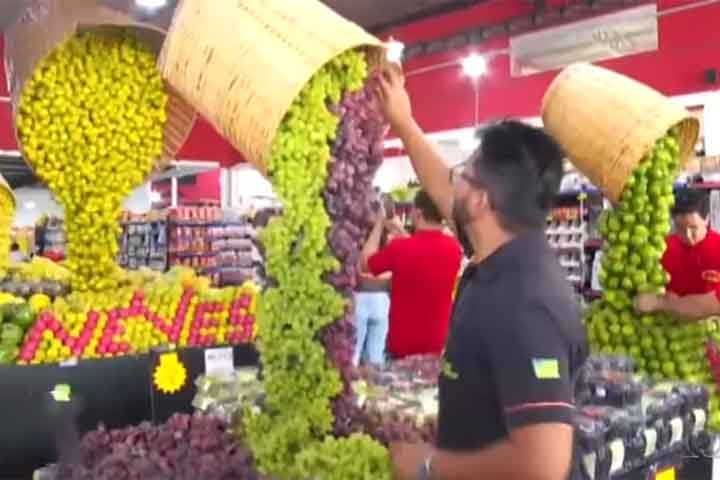 Natural do Pará, o empresário Júnior Fonseca, de 29 anos, encontrou uma maneira original de se destacar no varejo. Ele transformou a organização das seções de hortifruti em uma experiência visual marcante. Radicado em Goiânia há cerca de sete anos, ele construiu uma trajetória baseada em técnica e sensibilidade estética, reinventando a forma como apresenta frutas, legumes e verduras ao público. Suas montagens vão além da funcionalidade e se aproximam de instalações artísticas, com destaque para  -  (crédito: Reprodução do Instagram @hortifrutilayout)