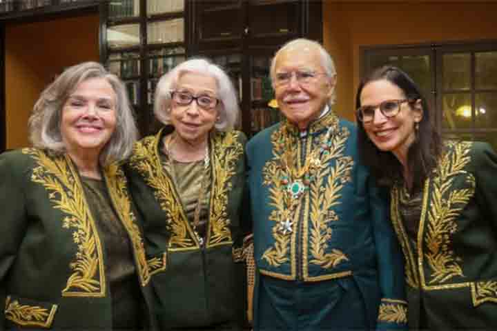 Além da carreira política, Sarney construiu uma trajetória relevante no campo cultural. Ele é membro da Academia Brasileira de Letras, para a qual foi eleito em julho de 1980 e onde ocupa a cadeira nº 38. 