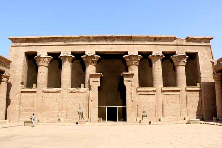 O templo de Karnak começou a ser construído por volta de 2000 a.C. e foi ampliado por diversos faraós ao longo de quase dois mil anos. Cada governante buscava deixar sua marca, erguendo colunas, pátios e obeliscos que refletiam poder e devoção. A Sala Hipostila, com suas 134 colunas monumentais, é uma das maiores obras arquitetônicas da Antiguidade. O complexo não era apenas religioso, mas também palco de cerimônias políticas e militares. Sua evolução mostra como religião e poder estavam profund