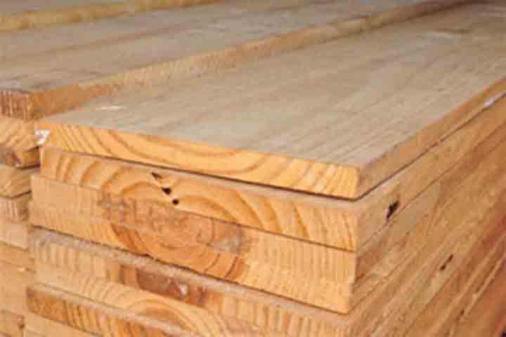 Além disso, há madeiras de densidade muito elevada, como o ipê e o cumaru, que também tendem a apresentar baixa absorção de produtos de acabamento. Por serem extremamente compactas, essas espécies dificultam a penetração do verniz, fazendo com que ele permaneça mais na superfície, o que pode reduzir sua fixação e aumentar o risco de desgaste precoce.
