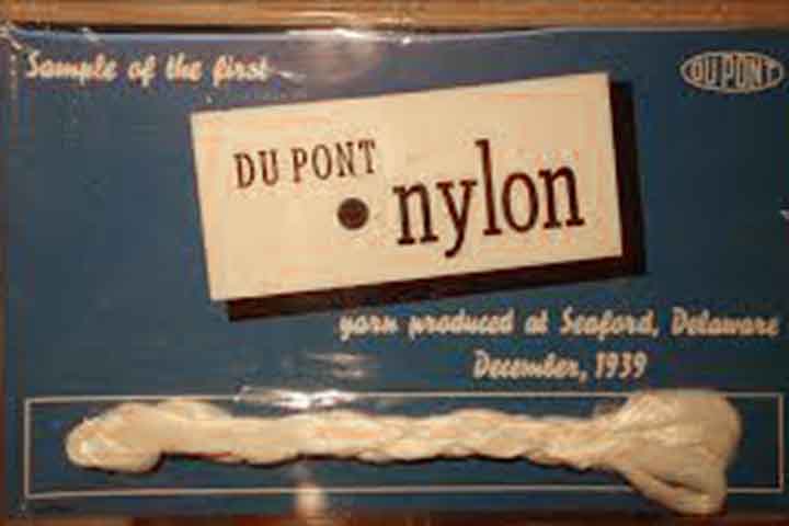 O nylon foi desenvolvido pela empresa DuPont em 1935, fruto de pesquisas em polímeros sintéticos. Sua primeira aplicação de destaque ocorreu em escovas de dentes e, logo depois, em meias femininas, que se tornaram fenômeno cultural. A Segunda Guerra Mundial acelerou sua popularização, já que passou a substituir a seda em paraquedas e cordas. Essa versatilidade mostrou ao mundo que o nylon poderia atender consumo doméstico e necessidades militares. A partir daí, sua atuação expandiu para praticam