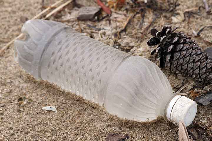 O PET (Polietileno Tereftalato) é amplamente usado em garrafas de bebidas e embalagens por ser leve, transparente e resistente. Sua reciclabilidade é alta, mas depende de sistemas eficientes de coleta e reaproveitamento. O descarte inadequado contribui para poluição plástica nos oceanos, conectando consumo cotidiano a impactos globais.