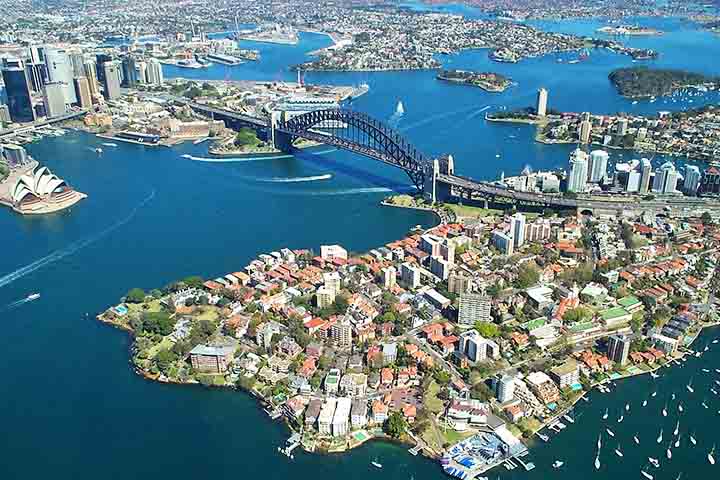 A ponte, conhecida como “Coathanger” (cabide, em português) pelo seu formato, foi construída com o intuito de conectar o centro financeiro ao norte da cidade. Com 1.149 metros de extensão, tornou-se um marco da engenharia australiana e, ao longo das décadas, consolidou-se como símbolo de progresso e união.

&nbsp;

&nbsp;