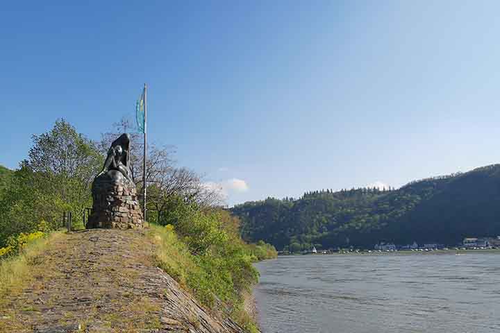 O Reno é também fonte de inspiração artística, presente em lendas como a da sereia Lorelei e em músicas clássicas que celebram sua imponência. Hoje, é símbolo de integração europeia, com acordos internacionais que garantem sua preservação e uso sustentável. O turismo fluvial, com cruzeiros que percorrem castelos medievais e vinhedos, reforça seu papel cultural e econômico. 