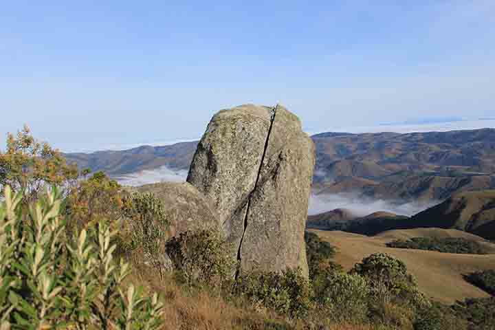 Com picos elevados, como o Tira Chapéu, que é um dos mais altos do estado, além de cachoeiras, trilhas e mirantes, a região atrai aventureiros e amantes do ecoturismo durante todo o ano.
