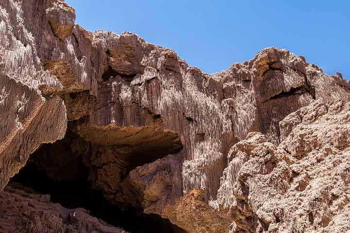 O Vale da Lua é resultado de milhões de anos de erosão causada pelo vento e pela água, moldando rochas sedimentares e salinas em formas surreais. Montanhas e cavernas esculpidas pela força da natureza fazem do local um laboratório a céu aberto. As camadas de minerais refletem diferentes tonalidades conforme a luz solar incide. É uma paisagem que revela a passagem do tempo em cada detalhe.