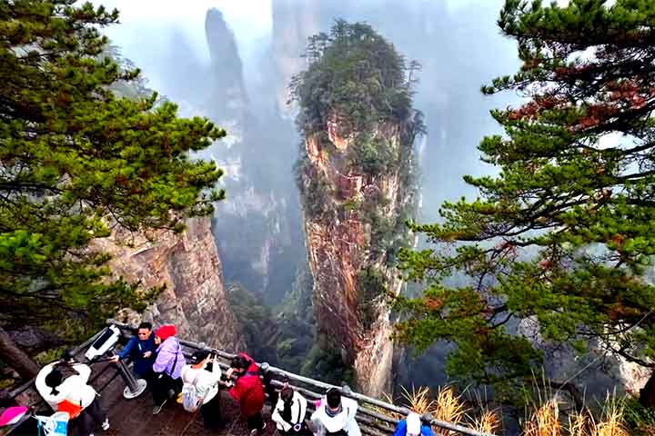 As colunas de arenito, algumas com mais de 200 metros de altura, criam um espetáculo visual que lembra esculturas naturais. A mais famosa é a “Montanha Aleluia”, renomeada após o sucesso do filme. Essas formações são resultado de milhões de anos de erosão, moldando um cenário que parece flutuar nas nuvens.