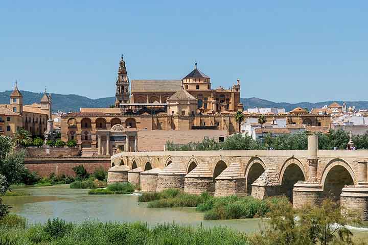 Sevilha, Granada e Córdoba são ícones urbanos, mas os “pueblos blancos” revelam o encanto rural. Com mais de 8,5 milhões de habitantes, é a comunidade mais populosa da Espanha. Sua identidade é marcada pela mistura de culturas árabe, cristã e judaica, refletida na arte e na gastronomia
