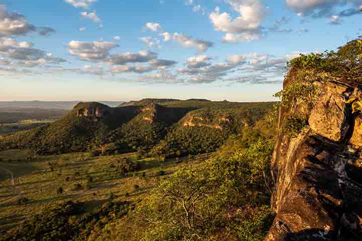 Outro destaque é a região da Serra do Bom Jardim, onde estão concentrados diversos sítios arqueológicos e trilhas que permitem contato direto com esse patrimônio histórico em meio à natureza preservada.
