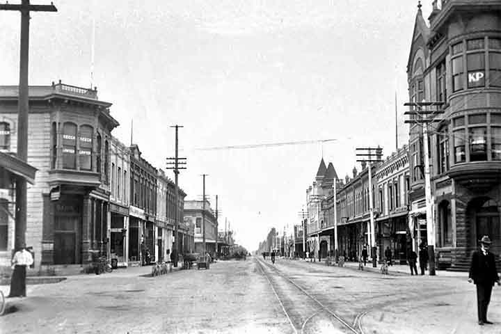 Fundada oficialmente em 1869, Santa Ana cresceu como centro agrícola e comercial. Com o tempo, tornou-se uma cidade diversa e dinâmica, marcada pela imigração e pela expansão econômica ligada ao sul da Califórnia.