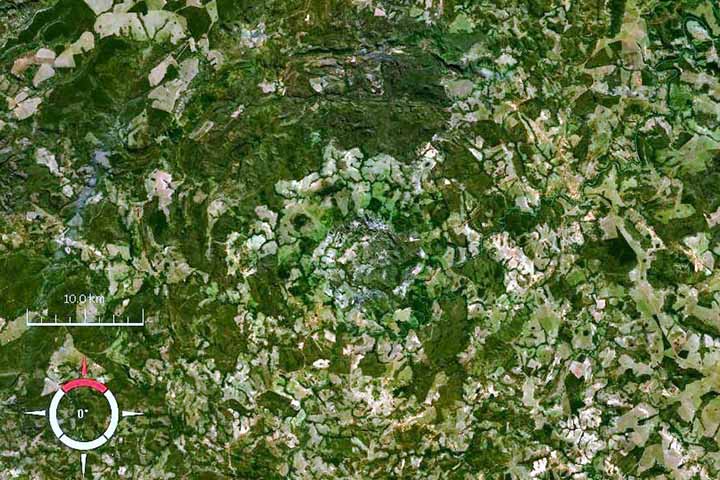 A energia liberada foi colossal, suficiente para escavar quilômetros da crosta terrestre, deformar camadas rochosas profundas e provocar alterações estruturais que ainda hoje podem ser observadas. O resultado foi uma cratera complexa, caracterizada por um núcleo central elevado, o chamado “domo”, cercado por depressões anelares, terraços e estruturas geológicas deformadas.
