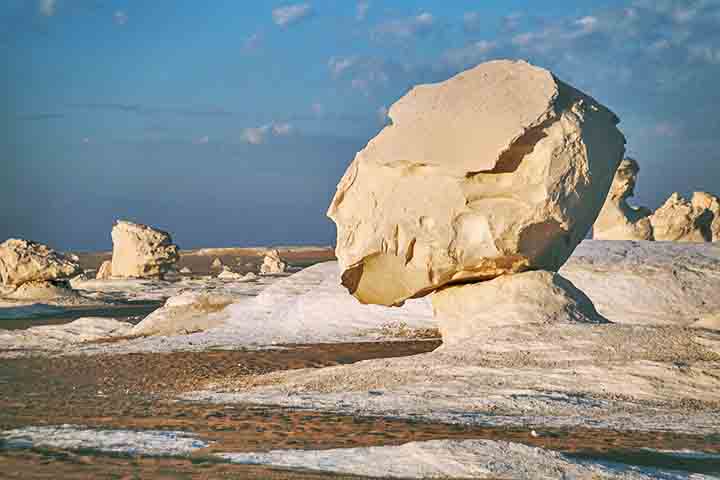 As formações do Deserto Branco são compostas principalmente de giz e calcário, criadas por processos de erosão ao longo de milhões de anos. O vento e as tempestades de areia esculpiram rochas em formas que lembram animais, plantas e figuras abstratas em uma paisagem única que resulta da combinação entre clima árido e composição mineral. A geologia atrai pesquisadores interessados em entender a evolução do deserto frente a um cenário que é considerado um verdadeiro museu natural a céu aberto.

