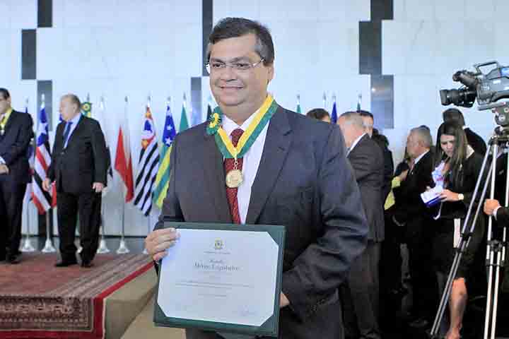 Antes de ingressar na política, Dino teve uma carreira sólida no Judiciário. Tornou-se juiz federal em 1994, com apenas 26 anos. Durante cerca de 12 anos na magistratura, atuou em diferentes áreas, lidando com questões administrativas, constitucionais e penais, o que lhe proporcionou uma visão abrangente do sistema de Justiça. 
