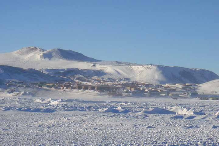 A duna resulta da interação entre ventos polares intensos e depósitos de cinzas vulcânicas. O gelo e a poeira se acumulam em padrões ondulados, lembrando desertos em pleno continente gelado. Essa combinação cria um ambiente singular de estudo para geólogos e climatólogos.