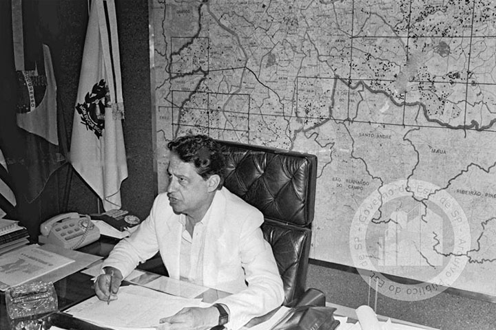 Em 1985, concorreu à prefeitura de São Paulo com apoio de Mário Covas, o então mandatário, mas acabou perdendo a eleição para o ex-presidente Jânio Quadros. A campanha ficou marcada por episódios controversos, como a fotografia em que FHC aparecia sentado na cadeira de prefeito na véspera da eleição. 
