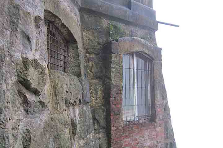 No entanto, na segunda metade do século a realidade do hotel sofreu alterações profundas com a degradação ambiental do rio Bogotá, que afastou os turistas pela poluição. 
