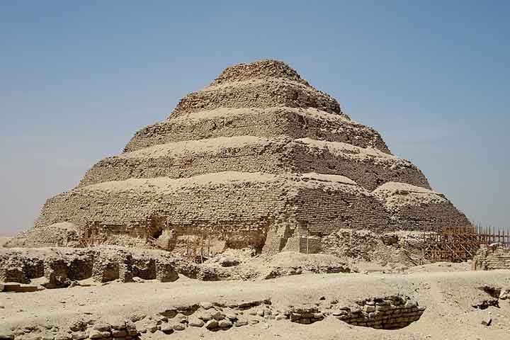 O faraó Djoser, da Terceira Dinastia, é lembrado pela construção da Pirâmide de Saqqara, considerada a primeira pirâmide em degraus da história e marco da arquitetura monumental. Seu arquiteto, Imhotep, revolucionou a engenharia ao usar pedra em larga escala, criando um modelo que inspiraria gerações posteriores e consolidaria novas técnicas. O reinado de Djoser marcou avanços técnicos e religiosos, fortalecendo o Egito como potência cultural e espiritual e deixando um legado duradouro.