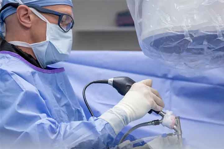 O tratamento depende do tipo de neoplasia, da localização e do estágio da doença. Entre as abordagens possíveis estão cirurgia, radioterapia e quimioterapia, isoladas ou combinadas. Quando identificada precocemente, a neoplasia cervical tem maiores chances de controle e cura, reforçando a importância de exames regulares e da atenção a sinais persistentes no organismo.
