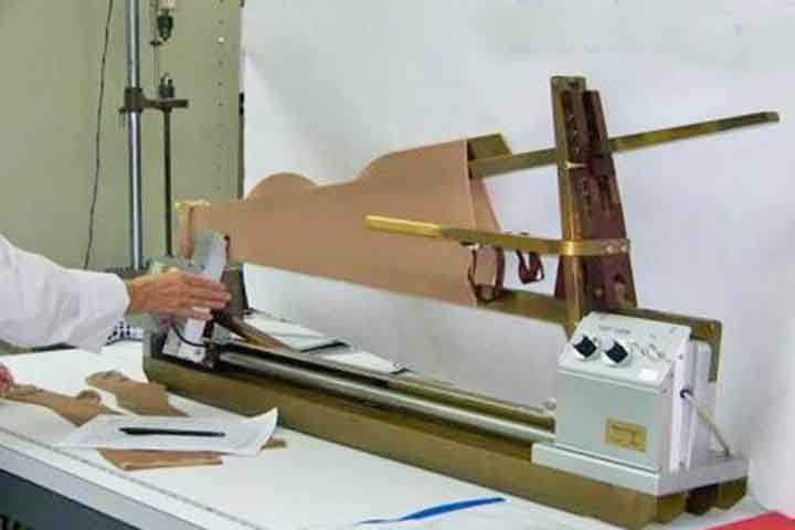 O nylon é formado por longas cadeias de poliamidas, o que lhe confere resistência mecânica e flexibilidade. Sua estrutura molecular permite suportar tensões sem perder forma, tornando-o ideal para aplicações exigentes. Além disso, apresenta boa resistência à abrasão e ao impacto, prolongando a vida útil dos produtos. A capacidade de absorver pouca umidade também o diferencia de fibras naturais como o algodão. Essas propriedades explicam por que o nylon é tão valorizado em ambientes industriais e