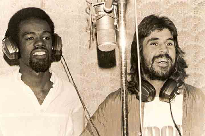 Com apenas 13 anos, venceu um festival de música com “Canção Pra Ninar Irmã Pequena”, quando já havia voltado para o Rio de Janeiro. Em 1971, foi para Brasília, onde o contato com teatro e música erudita teriam papel decisivo em sua formação artística. 
