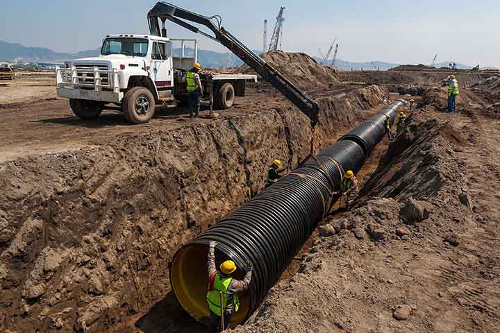 O PEAD (Polietileno de Alta Densidade) é encontrado em frascos de detergente, galões e tubos, sendo rígido e resistente a impactos. Sua durabilidade o torna útil em aplicações industriais e domésticas, mas também dificulta a degradação ambiental. A reciclagem é possível e conecta a redução de resíduos ao reaproveitamento em novos produtos.