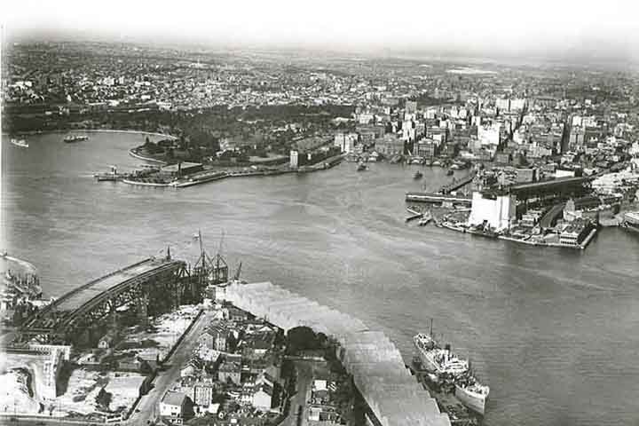 Nos anos 1930, Sidney enfrentava os efeitos da Grande Depressão, e a construção da foi vista como um sinal de esperança. Além de gerar empregos, ela representava a confiança em um futuro próspero, marcando uma virada na identidade urbana da cidade. Contudo, o projeto ambicioso, que levou oito anos para ser concluído, custou a vida de 16 homens.