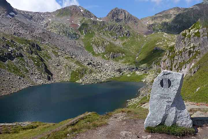 O Reno nasce no Lago Tomasee, nos Alpes Suíços,  a 2.344 metros de altitude, em paisagens de neve e rocha que moldam seu caráter imponente. Seus cursos superiores, Reno Anterior e Reno Posterior, se unem em Graubünden, formando o rio principal. Essa origem montanhosa marca o início de uma jornada que conecta o coração da Europa ao mar.
