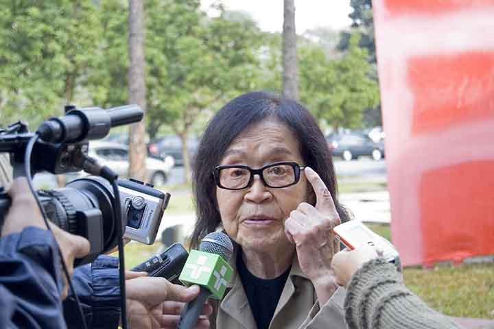 Foi apenas no início da década de 1950, quando já se aproximava dos 40 anos, que Ohtake ingressou no mundo da arte, ao estudar com o artista Keisuke Sugano. O início tardio não foi empecilho para que sua produção logo ganhasse relevância, tornando-se uma das grandes representantes do movimento abstracionista no Brasil ao lado de nomes como Alfredo Volpi, Cícero Dias, Lygia Clark, Hélio Oiticica, entre outros. 

